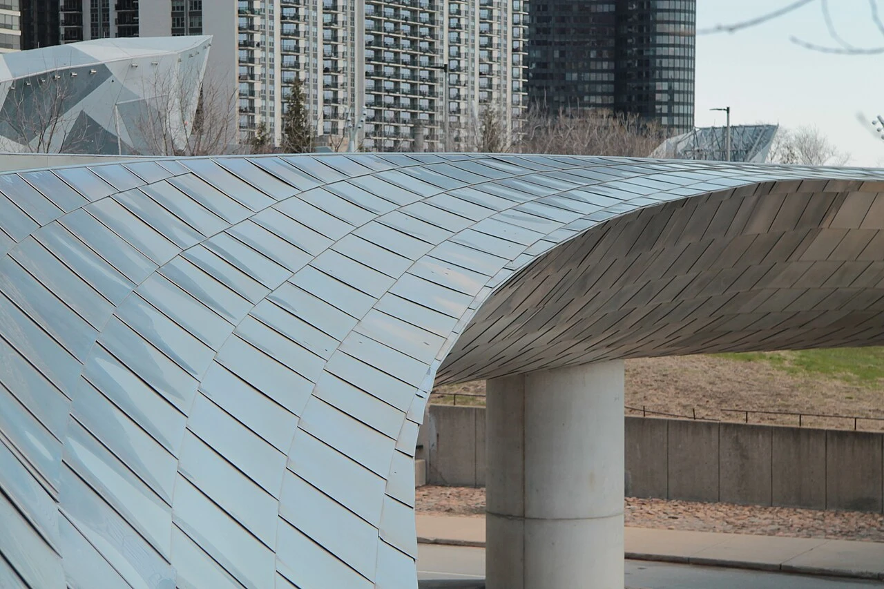 Deck geometry and supporting structure of a pedestrian bridge