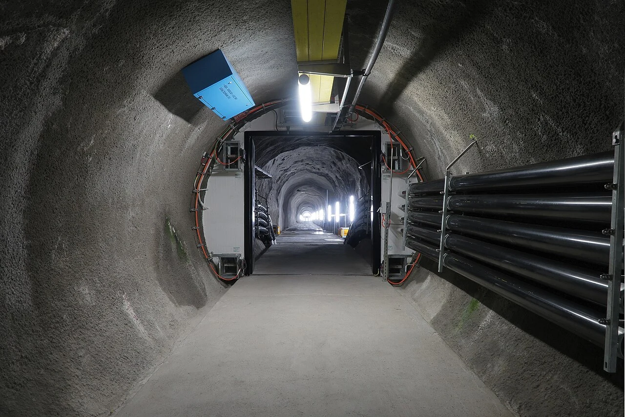 Power-cable routes and maintenance access in an underground tunnel