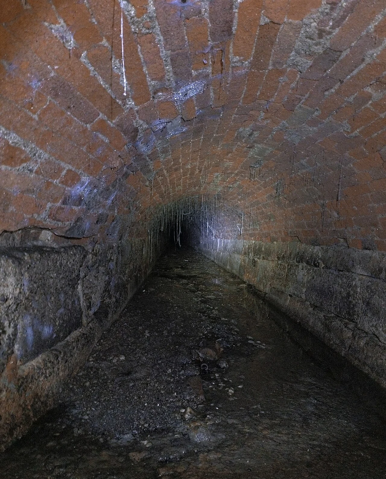 Masonry and bottom flow inside a sewer