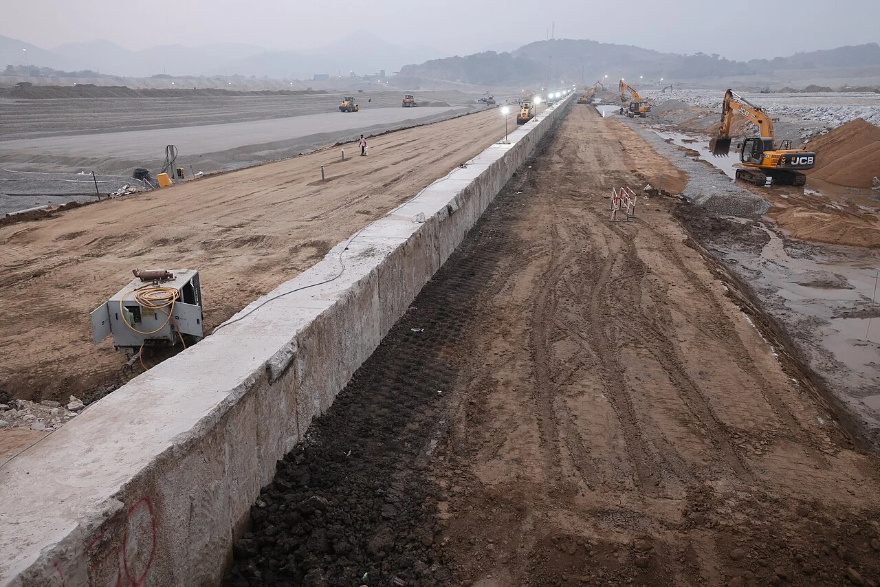 Diaphragm wall and earthworks at a construction site